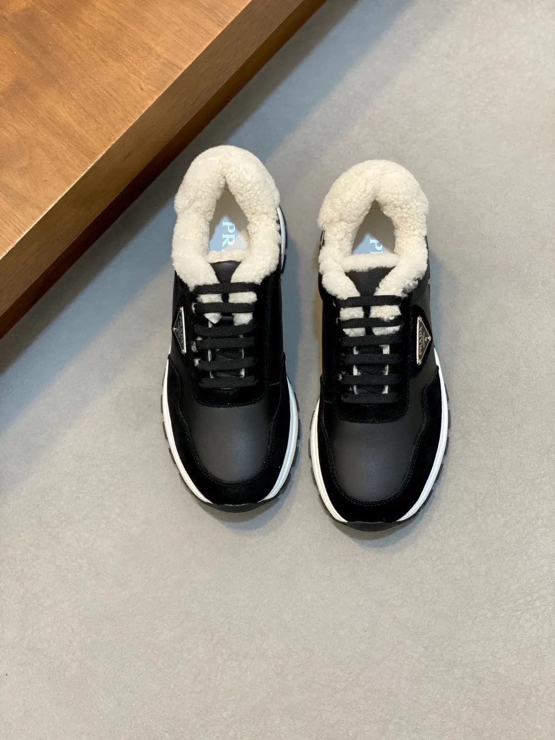 💰780 Prada/Prada Autumn and winter men's leather lace-up sneakers. Top-quality goods produced in Dongguan. Imported Nappa cowhide leather upper with raised layered design. Light and breathable, soft and comfortable. Genuine calfskin leather edging has a distinctive sporty style. The leather tongue is equipped with the classic PRADA letter red rubber label badge to fully display the brand style. The transparent air-cushion midsole is equipped with a lightweight tread rubber outsole. It is light and increased by about 4CM. The inner lining is Excellent foot feel. Comes with original packaging. 38-44 (customized at 45). Size: 39-40-41-42-43-44. Standard leather shoe size.